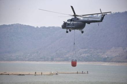Más de 300 brigadistas combaten el incendio en el cerro de El Cacique    